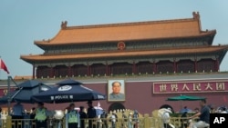 2024年6月4日,北京天安门广场警戒的警察。(美联社照片)