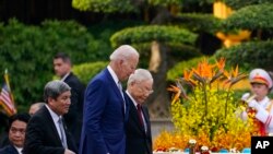 Tổng thống Mỹ Joe Biden và Tổng Bí thư Nguyễn Phú Trọng tại lễ đón ở Hà Nội, ngày 10/9/2023.
