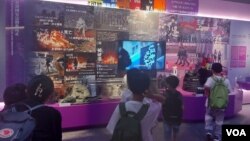 香港的国家安全展览厅特设展区,以“黑暴”及“颜色革命”等字眼讲述2019年反修例事件 (美国之音)