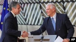 美国国务卿布林肯在布鲁塞尔与欧盟外交和安全政策高级代表何塞普·博雷利在欧美能源委员会的会议上握手。(2023年4月4日)