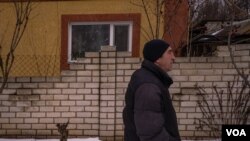 58岁的莫洛斯基尼走在乌克兰的新科扎恰,战争开始后他与俄罗斯一侧的亲戚失去了联系,他说,他也不想和他们保持联系了。(2023年2月14日,美国之音博夏特拍摄)