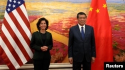 美国商务部长吉娜·雷蒙多(Gina Raimondo)与中国国务院副总理何立峰在北京人大会堂举行会晤。(2023年8月29日)