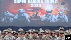 美国海军陆战队成员在印尼东爪哇参加2023超级神鹰之盾联合军演启动式。(2023年8月31日)