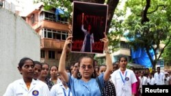印度医生和住院医生在孟买举行游行,抗议女性同事在加尔各答遭奸杀。(2024年8月18日)