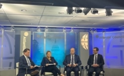 美国国防部印太安全事务助理部长伊莱.拉特纳(Ely Ratner) 和美国国防部主管中国事务的副助理部长迈克尔·查斯(Michael Chase)10月23日在华盛顿智库大西洋理事会举办的活动上讨论中国军力报告 (美国之音记者薛小山拍摄)