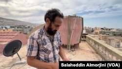 资料照片:在利比亚洪水中失去了亲人的萨米·阿尔巴。(2023年9月17日,美国之音萨拉赫·阿尔莫吉尼拍摄)