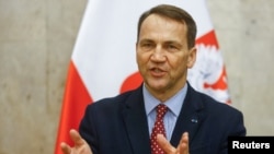 Польський міністр закордонних справ Радослав Сікорський свій перший закордонний візит після призначення на посаду 2023 року здійснив в Україну. Київ. 22 грудня 2023 р.