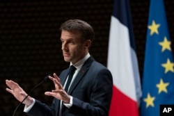 法国总统马克龙在荷兰海牙的一次讲话中描绘他的欧洲未来愿景。(2023年4月11日)