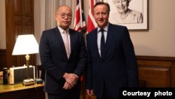 被监禁的香港媒体大亨和民主活动人士黎智英的儿子黎崇恩 (Sebastien Lai )周二(12月12日)会见了英国外相卡梅伦,游说英国争取黎智英获得释放 (英国外交部社交媒体X账号截图)