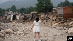 北京郊区一名女子在遭受洪水破坏的村子里无法找到自己家的房子。(2023年8月4日)