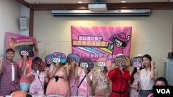 台湾第一个由女性为主体的政党“小民参政欧巴桑联盟”宣示参与立法院选举。(美国之音特约记者杨安摄影)