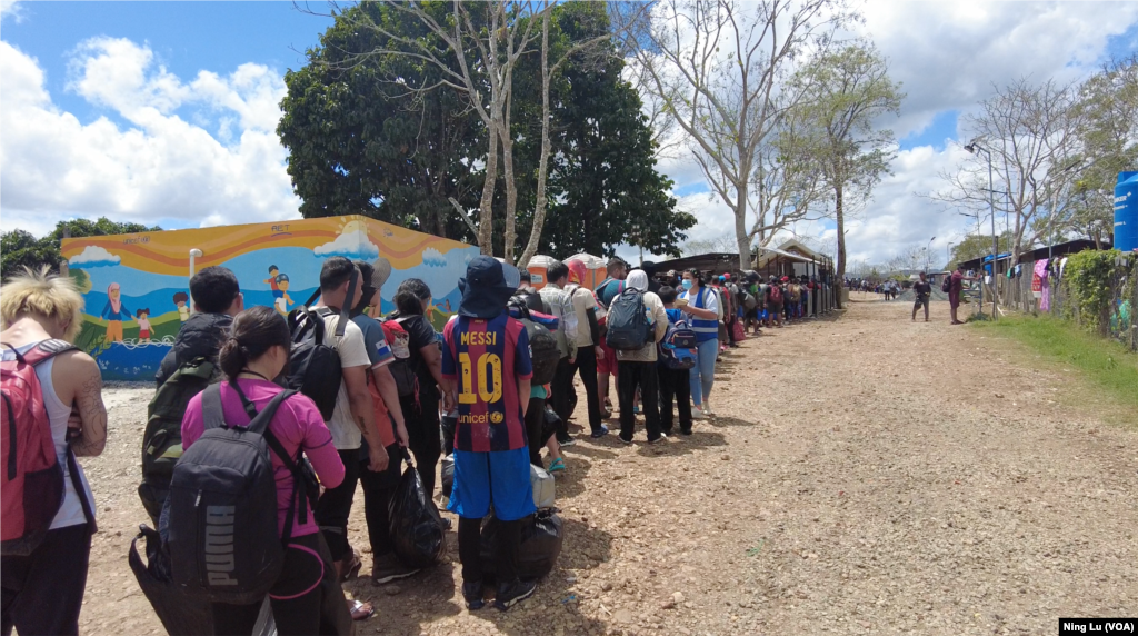 2024年2月24日,在拉哈斯布兰卡斯移民接收点,中午左右上岸的移民正在排队登记,领取国际组织发放的物资包以及移民点提供的午餐。