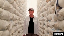 资料照:时任美国驻联合国世界粮食计划署大使辛迪·麦凯恩在视察肯尼亚的一个计划署捐献的粮食项目。(2022年3月17日)