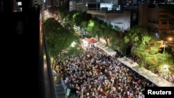 台湾民众聚集在台北的立法院外表达自己的政治意愿。(2024年5月24日)