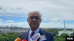 台湾行政院政务委员及经贸谈判办公室总谈判代表邓振中在驻美国台北经济文化代表处举办的“选择美国投资峰会”欢迎酒会上接受媒体联访。(2023年5月1日,美国之音锺辰芳拍摄)