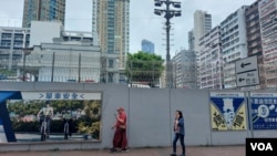 香港的警民关系在“反送中运动”后陷入对立局面,香港警方此后在警局门外设置重重铁丝网,防备市民对警局施袭。