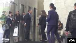 国民党总统参选人侯友宜2023年9月18日拜会美国在台协会。AIT理事主席劳拉·罗森伯格在一楼迎接,两人见面打招呼问候。