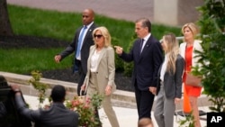 总统乔·拜登的儿子亨特·拜登在母亲第一夫人吉尔·拜登和妻子梅丽莎·科恩·拜登的陪伴下,在听取了判决后,走出位于特拉华州威尔明顿的联邦法院。(2024年6月11日)