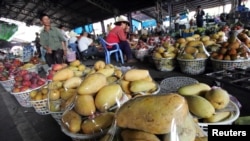 资料照:台湾南部一个水果市场上的芒果摊位。(2021年9月19日)