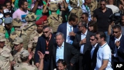 2023年10月20日,联合国秘书长安东尼奥·古特雷斯抵达埃及拉法过境点。(美联社照片)