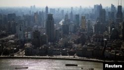 资料照:从黄浦江畔鸟瞰上海市区。(2022年2月24日)