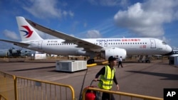 资料照片:2024年2月20日,一架C919飞机在新加坡航展期间展出。(美联社照片)