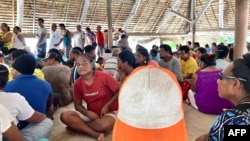 基里巴斯塔拉瓦的一个全国选举投票站里,选民们排队等候投票。(2024年8月14日)