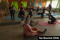 2023年3月30日,自战争开始以来留在伊久姆的青少年回到了他们的舞蹈课。(美国之音博夏特拍摄)