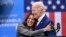 Phó Tổng thống Kamala Harris ôm Tổng thống Joe Biden sau bài phát biểu về chăm sóc sức khỏe ở Raleigh, bang North Carolina, vào ngày 26/3/2024.