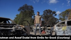 古特曼站在遭到哈马斯恐怖袭击的以色列“和平音乐节”的废墟中。(照片受访者提供)