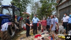 资料照:中国时任总理李克强(中)视察河南郑州洪水灾情时与灾民交谈。(2021年8月18日)