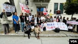 2024年8月10日,近百名来自旧金山湾区、洛杉矶和拉斯维加斯的中国民运人权人士在中国驻旧金山总领事馆门前举行集会,声援刚刚被中国当局抓捕的湖南勇士方艺融、抗议中国当局让著名人权律师高智晟强迫失踪7年整。(周星晨拍摄)