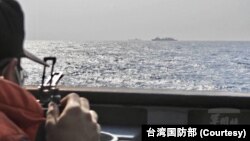 台湾国防部发布照片显示台湾军人严密监控中国海军“山东号”航母打击群编队穿越巴士海峡,经台湾东南海域,展开首次西太平洋航训的全程动向。(2023年4月5日)