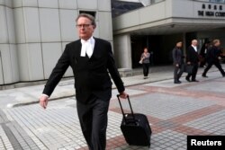 资料照:英国御用大律师欧文(Tim Owen )走出香港高等法院。(2016年11月2日)