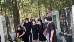 六四34周年,部分难属前往北京万安公墓祭奠34年前惨遭军队杀害的亲人
 六四34周年,部分难属前往北京万安公墓祭奠34年前惨遭军队杀害的亲人