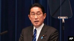 资料照:日本首相岸田文雄在东京举行的新闻发布会上发表讲话。(2023年2月24日)