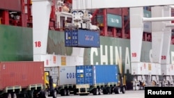 资料照:在美国加州长滩港等待装卸的中国集装箱船。(2018年4月4日)