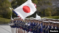 资料照:美国国防部长奥斯汀访问日本防卫厅时检阅日军仪仗队。(2021年3月16日)