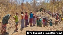 စစ်ဘေးရှောင်များကို အာဟာရဒါနလှူဒါန်းနေစဉ် (ဓာတ်ပုံ - IDPs Support Group)