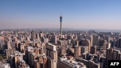 资料照片:从约翰内斯堡贝里亚的庞特城(又称庞特大厦)54 层俯瞰约翰内斯堡的天际线。(2023年4月19日)