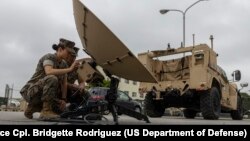 Морські піхотинці США встановлюють супутниковий інтернет-зв'язок, база на острові Окінава, Японія, 19 квітня 2023.