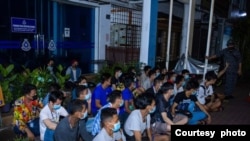 မလေးရှားမှာ ဖမ်းဆီးခံရတဲ့ တရားမဝင် မြန်မာရွှေ့ပြောင်းအလုပ်သမားများ (ယခင်မှတ်တမ်း- ဓါတ်ပုံ - Malaysia Immigration)