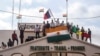 Para pengunjuk rasa memegang bendera Niger dan Rusia untuk mendukung tentara pembangkang di ibu kota Niamey, Niger, 3 Agustus 2023. (REUTERS/Mahamadou Hamidou)