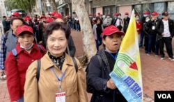 大批中国大陆旅客在土瓜湾一间酒楼吃饭后,在附近行人路上排队,准备上旅游巴离开 (美国之音/汤惠芸)
