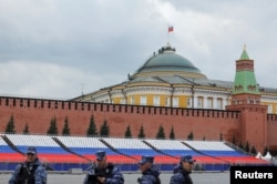 俄罗斯警察在红场执勤,可以看到有人站在克里姆林宫的穹顶上。(2023年5月3日)