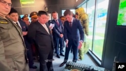 俄罗斯滨海边疆区发布的视频显示,朝鲜领导人金正恩在滨海边疆区参观一个军事装备展览。(2023年9月17日)