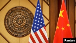 资料照:北京钓鱼台国宾馆为迎接美国国务卿布林肯的到访竖立起美中国旗。(2024年4月26日)