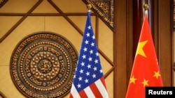 国国家安全顾问沙利文即将访问北京并会见中国外长王毅,中国称将在会谈中对台湾问题表达严重关切。图为北京钓鱼台国宾馆为迎接美国国务卿布林肯的到访竖立起美中国旗。(路透社:2024年4月26日)