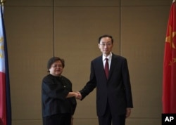 菲律宾外交部负责双边关系和亚洲事务的副部长特蕾莎·拉扎罗(左)与中国外交部副部长孙卫东在马尼拉举行会谈。(2023年3月23日)