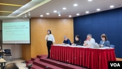 台湾民众党主席柯文哲(右二)星期一(8月12日)表示,他第一时间并不知道,他的总统大选政治献金有账务漏报情事 (美国之音/林乃绢)